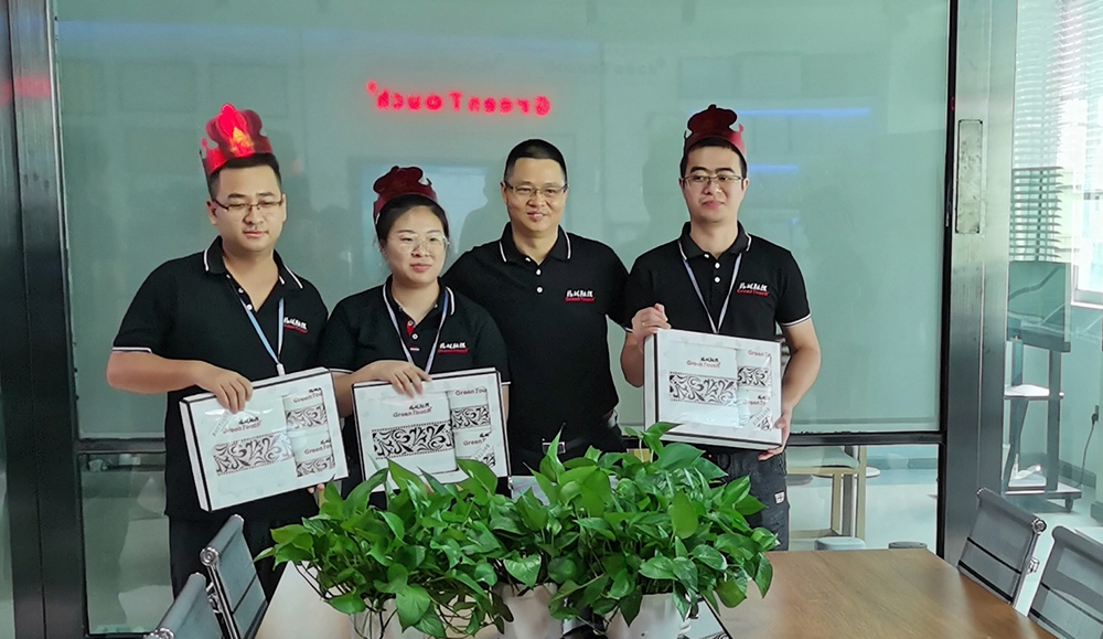 会社の社員の誕生日パーティー