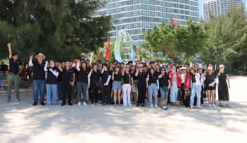 夏のビーチでのチームビルディングアクティビティ