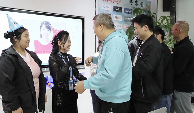 温かさは共に歩み、共に誕生日を祝う